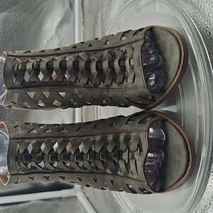 K  Qupid Womens Olive Green Cut Out Heels  sz 7.5